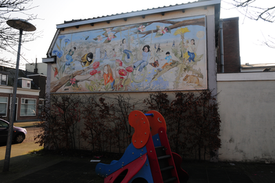 846817 Gezicht op een wandschildering met spelende kinderen bij de speelplaats aan de Spijkerdwarsstraat te Utrecht, op ...